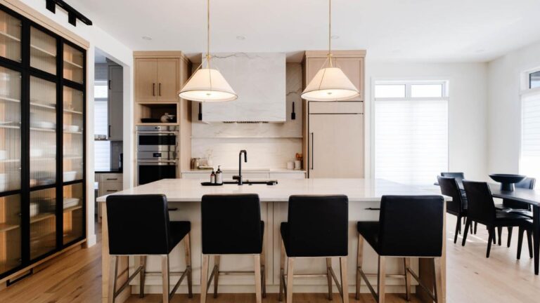 A kitchen with select grade Rift Cut White Oak cabinet doors.