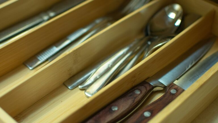 A prefabricated bamboo drawer organizer is not a good choice for luxury kitchens.