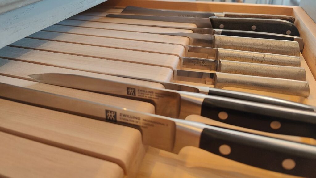 An in-drawer knife block with a variety of knives.